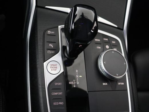 BMW 3 Serie 318i Luxury Line | Sportstoelen | Leder | Carplay | Live Cockpit | Sfeerverlichting | Trekhaak | ... ActivLease financial lease