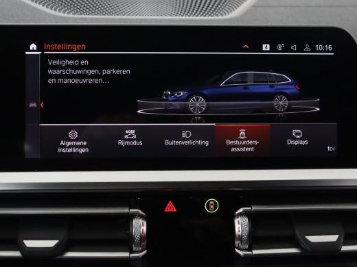 BMW 3 Serie 318i Luxury Line | Sportstoelen | Leder | Carplay | Live Cockpit | Sfeerverlichting | Trekhaak | ... ActivLease financial lease