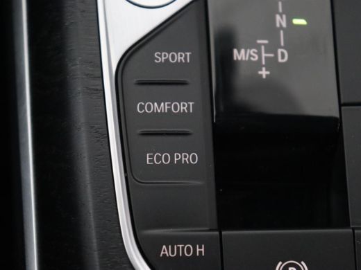 BMW 3 Serie 318i Luxury Line | Sportstoelen | Leder | Carplay | Live Cockpit | Sfeerverlichting | Trekhaak | ... ActivLease financial lease