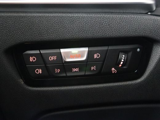 BMW 3 Serie 318i Luxury Line | Sportstoelen | Leder | Carplay | Live Cockpit | Sfeerverlichting | Trekhaak | ... ActivLease financial lease