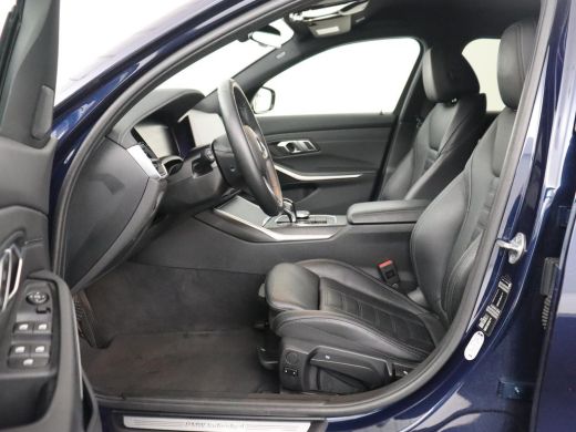 BMW 3 Serie 318i Luxury Line | Sportstoelen | Leder | Carplay | Live Cockpit | Sfeerverlichting | Trekhaak | ... ActivLease financial lease