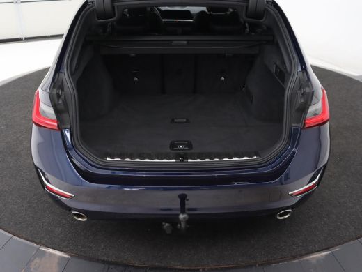 BMW 3 Serie 318i Luxury Line | Sportstoelen | Leder | Carplay | Live Cockpit | Sfeerverlichting | Trekhaak | ... ActivLease financial lease