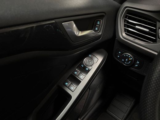 Ford Focus 1.0 EcoBoost ST Line (APPLE CARPLAY, GROOT NAVI, CLIMATE, STUUR/STOELVERWARMING, KEYLESS, SPORTST... ActivLease financial lease