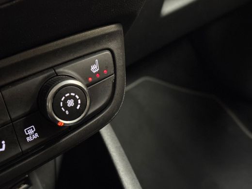 Opel Crossland X X 1.2 Turbo Sport (APPLE CARPLAY, GROOT NAVI, STUUR/STOELVERWARMING, GETINT GLAS, SPORTSTOELEN, L... ActivLease financial lease