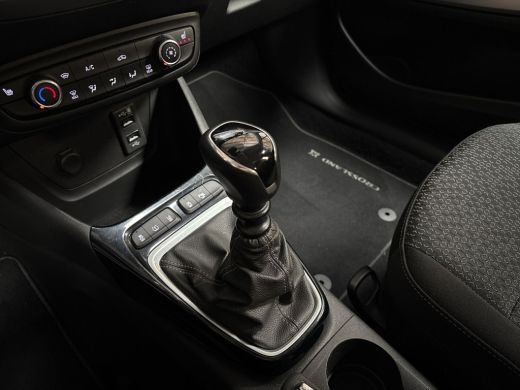 Opel Crossland X X 1.2 Turbo Sport (APPLE CARPLAY, GROOT NAVI, STUUR/STOELVERWARMING, GETINT GLAS, SPORTSTOELEN, L... ActivLease financial lease