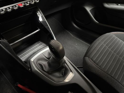 Peugeot 208 1.2 PureTech Sport (APPLE CARPLAY, NAVIGATIE, CRUISE, SPORTSTOELEN, LANE ASSIST, BLUETOOTH, NIEUW... ActivLease financial lease