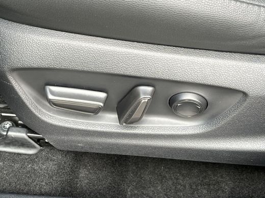 Toyota C-HR 2.0 Plug-in Hybrid 220 Executive | Two -tone lak | Carplay | Sfeerverlichting | 19 inch LM-velgen... ActivLease financial lease