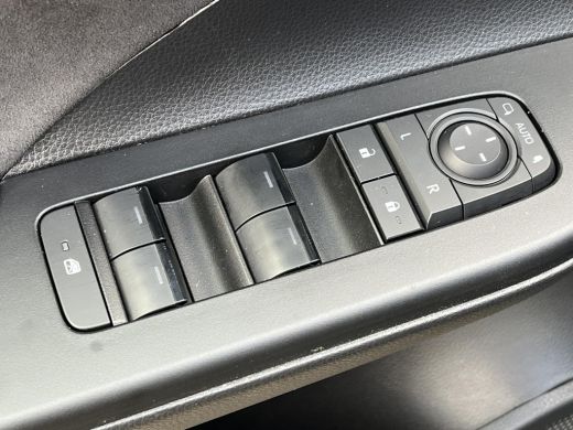 Toyota C-HR 2.0 Plug-in Hybrid 220 Executive | Two -tone lak | Carplay | Sfeerverlichting | 19 inch LM-velgen... ActivLease financial lease