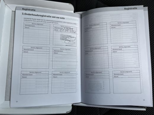 Toyota C-HR 2.0 Plug-in Hybrid 220 Executive | Two -tone lak | Carplay | Sfeerverlichting | 19 inch LM-velgen... ActivLease financial lease