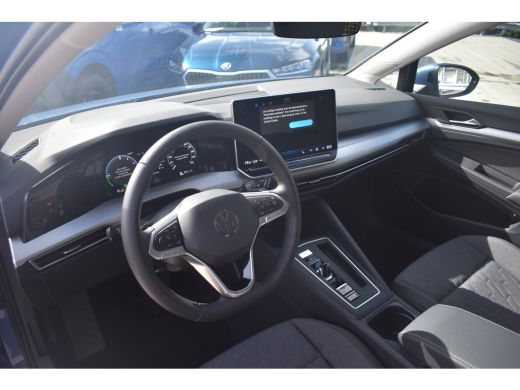 Volkswagen Golf Life Edition eHybrid | 'App-Connect' draadloze smartphone integratie | Achterbank in ongelijke de... ActivLease financial lease