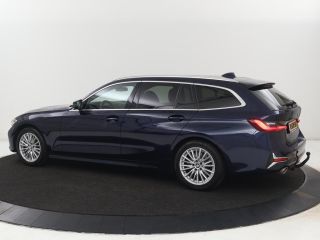 BMW 3 Serie 318i Luxury Line | Sportstoelen | Leder | Carplay | Live Cockpit | Sfeerverlichting | Trekhaak | ...