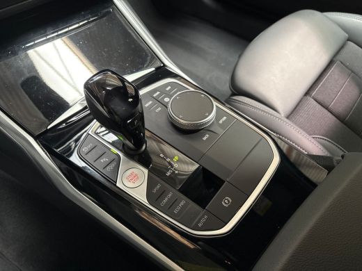 BMW 3 Serie 318i Sport Line 156Pk Automaat (VIRTUAL COCKPIT, DEALER ONDERHOUDEN, GROOT NAVI, LEDER, ZWART HEM... ActivLease financial lease