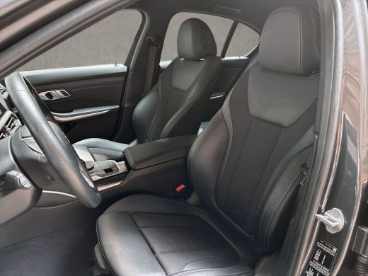BMW 3 Serie 318i Sport Line 156Pk Automaat (VIRTUAL COCKPIT, DEALER ONDERHOUDEN, GROOT NAVI, LEDER, ZWART HEM... ActivLease financial lease
