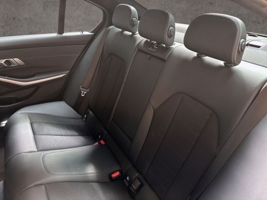 BMW 3 Serie 318i Sport Line 156Pk Automaat (VIRTUAL COCKPIT, DEALER ONDERHOUDEN, GROOT NAVI, LEDER, ZWART HEM... ActivLease financial lease