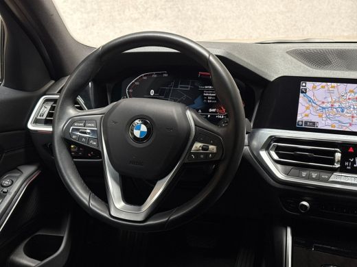 BMW 3 Serie 318i Sport Line 156Pk Automaat (VIRTUAL COCKPIT, DEALER ONDERHOUDEN, GROOT NAVI, LEDER, ZWART HEM... ActivLease financial lease