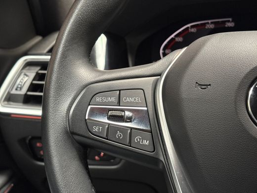 BMW 3 Serie 318i Sport Line 156Pk Automaat (VIRTUAL COCKPIT, DEALER ONDERHOUDEN, GROOT NAVI, LEDER, ZWART HEM... ActivLease financial lease