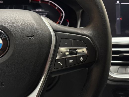 BMW 3 Serie 318i Sport Line 156Pk Automaat (VIRTUAL COCKPIT, DEALER ONDERHOUDEN, GROOT NAVI, LEDER, ZWART HEM... ActivLease financial lease