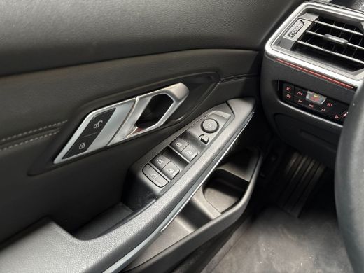 BMW 3 Serie 318i Sport Line 156Pk Automaat (VIRTUAL COCKPIT, DEALER ONDERHOUDEN, GROOT NAVI, LEDER, ZWART HEM... ActivLease financial lease