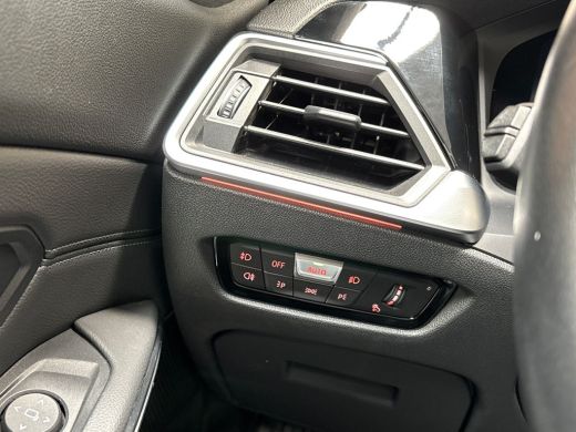 BMW 3 Serie 318i Sport Line 156Pk Automaat (VIRTUAL COCKPIT, DEALER ONDERHOUDEN, GROOT NAVI, LEDER, ZWART HEM... ActivLease financial lease