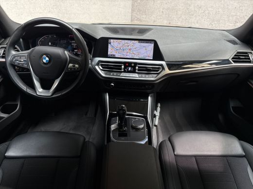 BMW 3 Serie 318i Sport Line 156Pk Automaat (VIRTUAL COCKPIT, DEALER ONDERHOUDEN, GROOT NAVI, LEDER, ZWART HEM... ActivLease financial lease