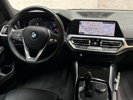 BMW 3 Serie 318i Sport Line 156Pk Automaat (VIRTUAL COCKPIT, DEALER ONDERHOUDEN, GROOT NAVI, LEDER, ZWART HEM... ActivLease financial lease