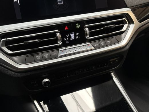 BMW 3 Serie 318i Sport Line 156Pk Automaat (VIRTUAL COCKPIT, DEALER ONDERHOUDEN, GROOT NAVI, LEDER, ZWART HEM... ActivLease financial lease