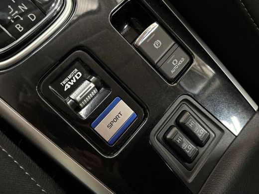 Mitsubishi Outlander 2.4 PHEV Deluxe 225Pk Automaat (NAVIGATIE, CAMERA, STOELVERWARMING, GETINT GLAS, SPORTSTOELEN, CR... ActivLease financial lease