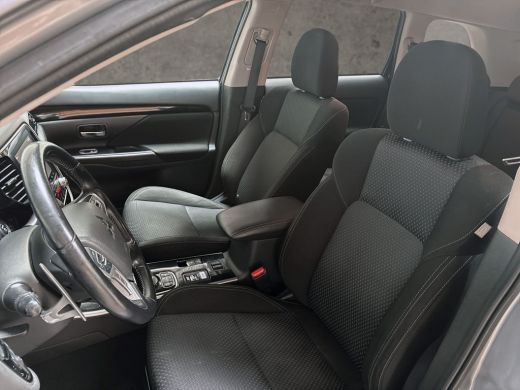 Mitsubishi Outlander 2.4 PHEV Deluxe 225Pk Automaat (NAVIGATIE, CAMERA, STOELVERWARMING, GETINT GLAS, SPORTSTOELEN, CR... ActivLease financial lease