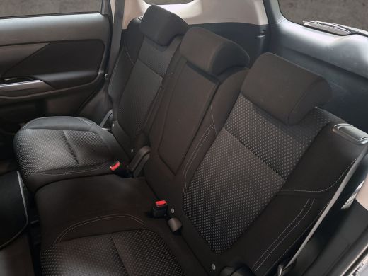 Mitsubishi Outlander 2.4 PHEV Deluxe 225Pk Automaat (NAVIGATIE, CAMERA, STOELVERWARMING, GETINT GLAS, SPORTSTOELEN, CR... ActivLease financial lease