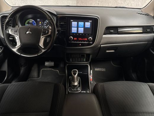 Mitsubishi Outlander 2.4 PHEV Deluxe 225Pk Automaat (NAVIGATIE, CAMERA, STOELVERWARMING, GETINT GLAS, SPORTSTOELEN, CR... ActivLease financial lease