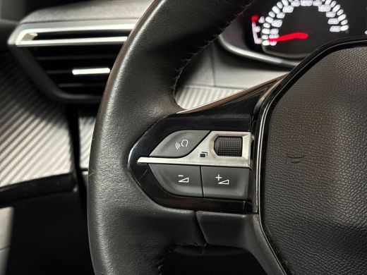 Peugeot 2008 1.2 PureTech Sport (APPLE CARPLAY, NAVIGATIE, LANE ASSIST, TREKHAAK, PARKEERSENSOREN, SPORTSTOELE... ActivLease financial lease