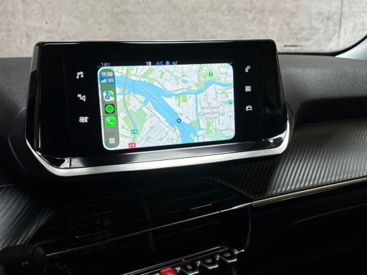 Peugeot 2008 1.2 PureTech Sport (APPLE CARPLAY, NAVIGATIE, LANE ASSIST, TREKHAAK, PARKEERSENSOREN, SPORTSTOELE... ActivLease financial lease