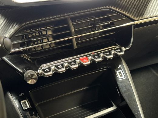 Peugeot 2008 1.2 PureTech Sport (APPLE CARPLAY, NAVIGATIE, LANE ASSIST, TREKHAAK, PARKEERSENSOREN, SPORTSTOELE... ActivLease financial lease