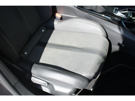 Peugeot 208 1.2 PureTech GT | Automaat | Navigatie | Camera | Panoramadak | Apple carplay | Adaptieve cruise ... ActivLease financial lease