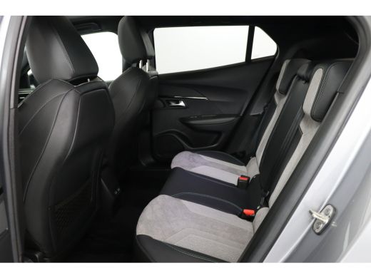 Peugeot e-2008 EV GT 50 kWh | 1e Eigenaar! | 100% SOH | Open Dak | Camera | Stoelverwarming | Cruise Adaptive | ... ActivLease financial lease