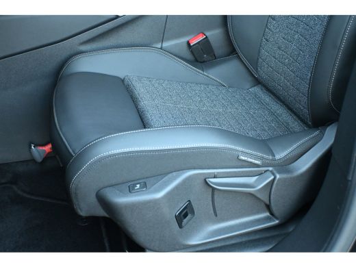 Peugeot e-5008 Allure Avantage 73 kWh | Afn. Trekhaak | Allseason | Navigatie | Achteruitrijcamera | Apple Carpl... ActivLease financial lease