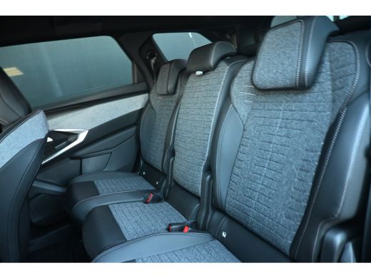 Peugeot e-5008 Allure Avantage 73 kWh | Afn. Trekhaak | Allseason | Navigatie | Achteruitrijcamera | Apple Carpl... ActivLease financial lease
