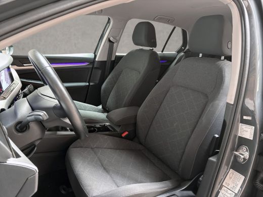 Volkswagen Golf 1.5 TSI Sport (4 CILINDER, APPLE CARPLAY, GROOT NAVI, STUUR/STOELVERWARMING, KEYLESS, GETINT GLAS... ActivLease financial lease