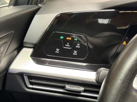 Volkswagen Golf 1.5 TSI Sport (4 CILINDER, APPLE CARPLAY, GROOT NAVI, STUUR/STOELVERWARMING, KEYLESS, GETINT GLAS... ActivLease financial lease