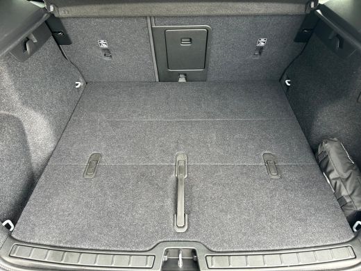 Volvo  XC40 2.0 B4 Plus Dark | Trekhaak | Memory-stoel | Climate pack | Harman/Kardon | All-seasons | Verwarm... ActivLease financial lease