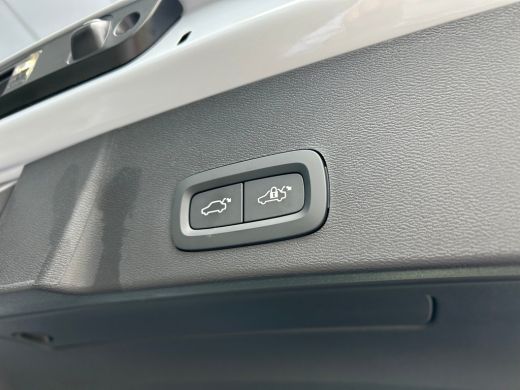 Volvo  XC40 2.0 B4 Plus Dark | Trekhaak | Memory-stoel | Climate pack | Harman/Kardon | All-seasons | Verwarm... ActivLease financial lease