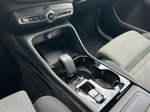 Volvo  XC40 2.0 B4 Plus Dark | Trekhaak | Memory-stoel | Climate pack | Harman/Kardon | All-seasons | Verwarm... ActivLease financial lease