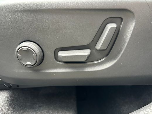 Volvo  XC40 2.0 B4 Plus Dark | Trekhaak | Memory-stoel | Climate pack | Harman/Kardon | All-seasons | Verwarm... ActivLease financial lease