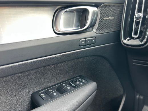 Volvo  XC40 2.0 B4 Plus Dark | Trekhaak | Memory-stoel | Climate pack | Harman/Kardon | All-seasons | Verwarm... ActivLease financial lease