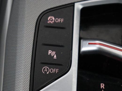 BMW 3 Serie 318i | Leder | Adaptive cruise | Stoelverwarming | Memory | Live Cockpit | Sportstoelen | Carplay... ActivLease financial lease