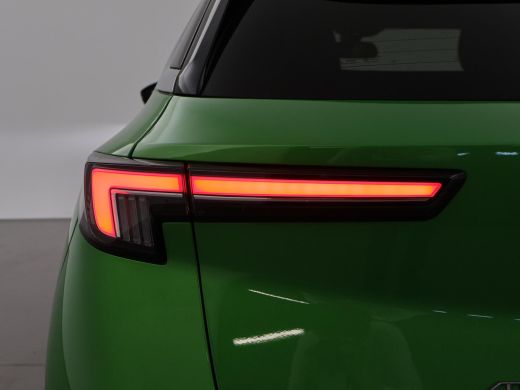 Opel Mokka-e ULTIMATE 50 KWH TWO TONE 94% SOH + LEDER/ALCANTARA | STOEL/STUURVERW. | 18 INCH | MATCHA GREEN ActivLease financial lease