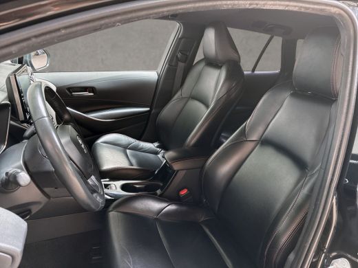 Toyota Corolla 1.8 Hybrid Sport Automaat (NAVIGATIE, LEDER, VIRTUAL COCKPIT, CAMERA, SPORTSTOELEN, GETINT GLAS, ... ActivLease financial lease