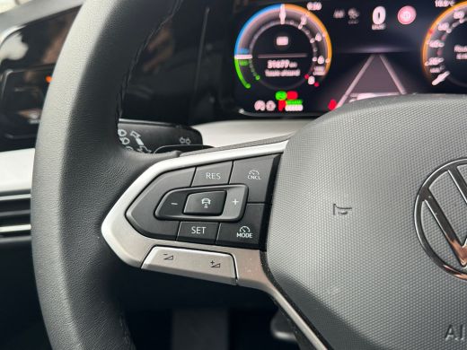 Volkswagen Golf 1.5 204pk eHybrid Life Edition Achteruitrijcamera | Parkeersensoren voor en achter | Stoelverwarming ActivLease financial lease