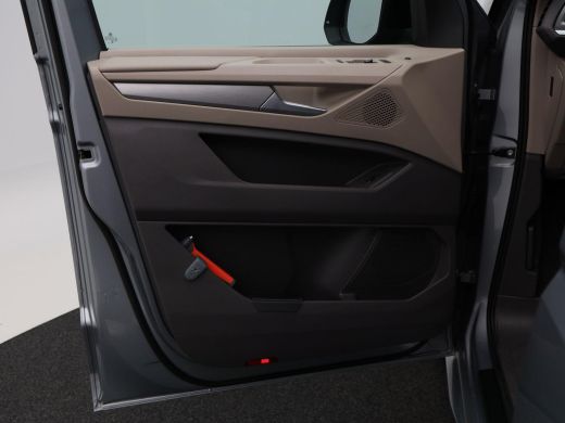 Volkswagen Multivan 1.4 eHybrid 218 Pk Automaat L2H1 Style 7 Persoons | Panorama dak | Trekhaak | Stoelverwarming | C... ActivLease financial lease