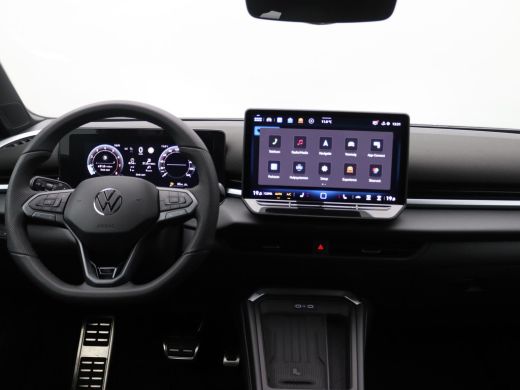 Volkswagen T-Roc 1.5 eTsi R-Line First Edition 150PK DSG Pano-Schuifdak, Trekhaak, Black Style, 20" LM Velgen, Key... ActivLease financial lease